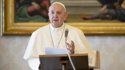 Le pape François prononce son discours dans la bibliothèque du Palais Apostolique. / Vatican Media