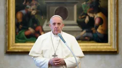 Le pape François lors de son audience générale dans la bibliothèque du Palais Apostolique le 4 novembre 2020. / Vatican Media
