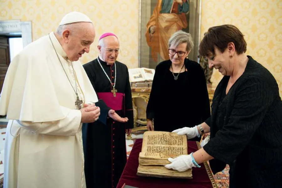Le pape François reçoit un manuscrit de prière en araméen au Vatican le 10 février 2021. Vatican Media/Ufficio Stampa FOCSIV