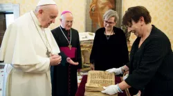 Le pape François reçoit un manuscrit de prière en araméen au Vatican le 10 février 2021. / Vatican Media/Ufficio Stampa FOCSIV
