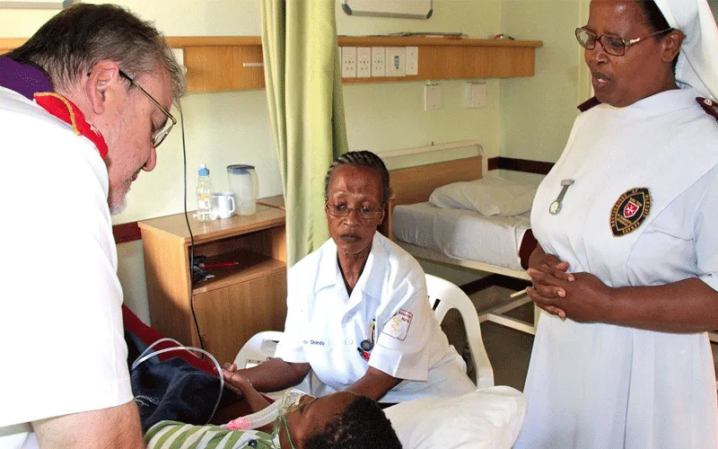 Le Père Gérard Lagleder et certains de ses collaborateurs dans une clinique de l'Ordre de Malte à Mandeni, en Afrique du Sud. Vatican News