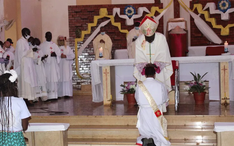 Mgr Stephen Ameyu lors de la messe de diaconat et d'ordination sacerdotale, samedi dernier, le 15 août 2020. ACI Afrique
