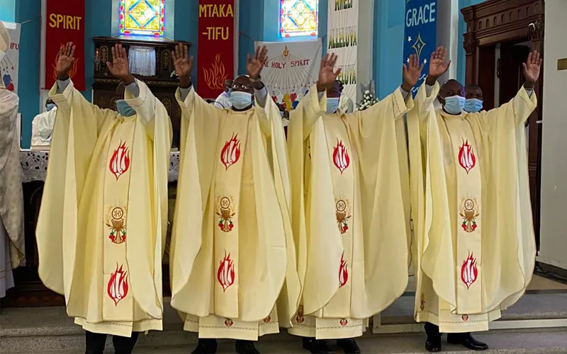 Les quatre prêtres appartenant à la Congrégation du Saint-Esprit (Spiritains) ordonnés le 7 mai à la paroisse St. Austin de l'archidiocèse de Nairobi.