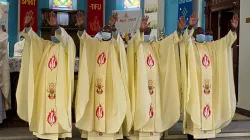 Les quatre prêtres appartenant à la Congrégation du Saint-Esprit (Spiritains) ordonnés le 7 mai à la paroisse St. Austin de l'archidiocèse de Nairobi. / 