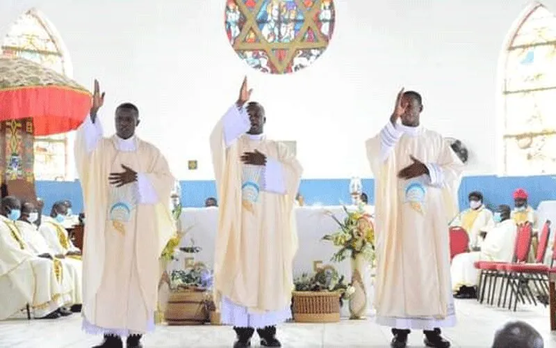 Les nouveaux prêtres bénissent le peuple de Dieu à la cathédrale Notre-Dame de l'Étoile de la mer de Takoradi, peu après leur ordination par Mgr Joseph Francis Kweku Essien, évêque du diocèse de Wiawso. Bureau de communication de Sekondi-Takoradi.