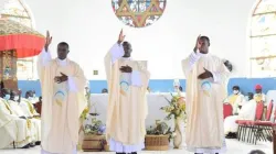 Les nouveaux prêtres bénissent le peuple de Dieu à la cathédrale Notre-Dame de l'Étoile de la mer de Takoradi, peu après leur ordination par Mgr Joseph Francis Kweku Essien, évêque du diocèse de Wiawso. / Bureau de communication de Sekondi-Takoradi.