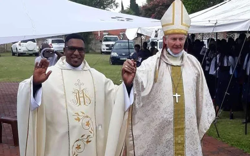 Mgr Peter John Holiday avec le nouveau prêtre, le père Thabang Shilane, lors de la messe d'ordination le samedi 5 décembre. Page Facebook du diocèse de Kroonstad