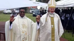 Mgr Peter John Holiday avec le nouveau prêtre, le père Thabang Shilane, lors de la messe d'ordination le samedi 5 décembre. / Page Facebook du diocèse de Kroonstad