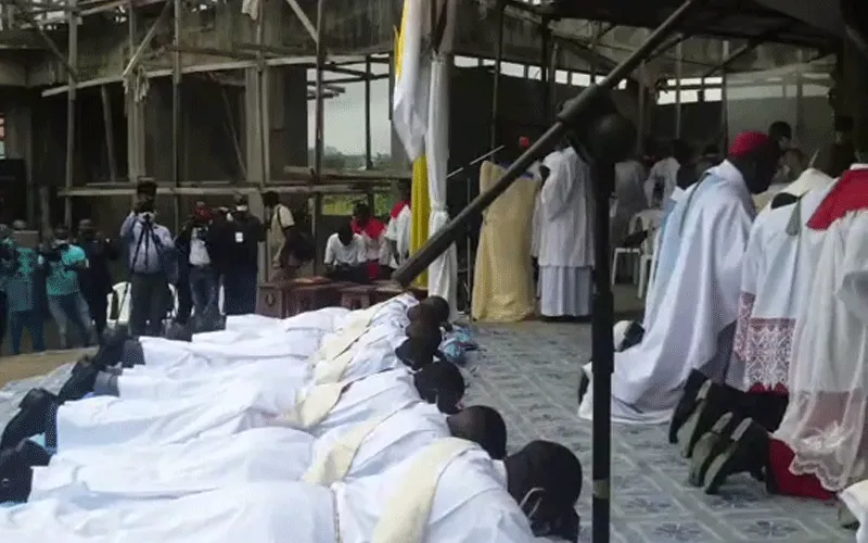 Huit prêtres diocésains du diocèse camerounais de Buea, lors de leur ordination à Molyko, le 16 juillet 2020. Domaine Public