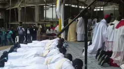 Huit prêtres diocésains du diocèse camerounais de Buea, lors de leur ordination à Molyko, le 16 juillet 2020. / Domaine Public