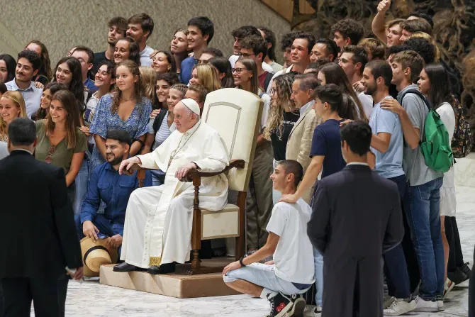Le pape François pose pour une photo avec un groupe de jeunes après son audience générale le 17 août 2022. | Pablo Esparza/CNA