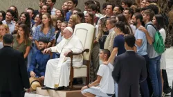 Le pape François pose pour une photo avec un groupe de jeunes après son audience générale le 17 août 2022. | Pablo Esparza/CNA / 