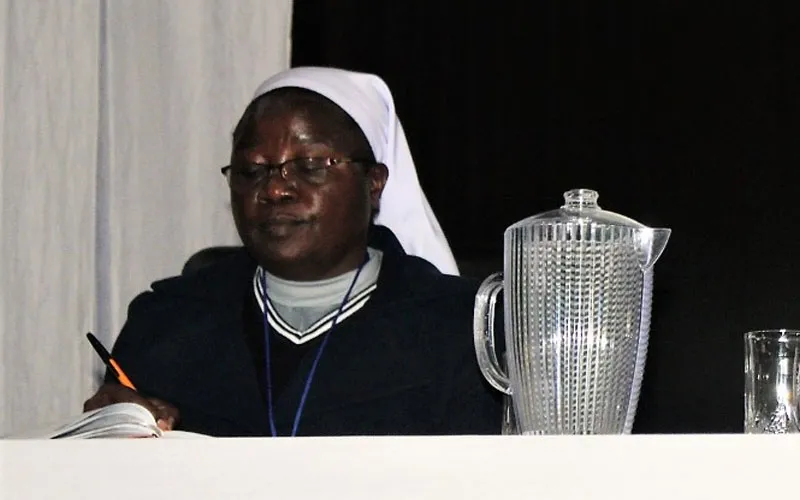 Sœur Clemency Nabishawo (à gauche) lors de sa présentation le deuxième jour du congrès panafricain bisannuel de théologie à Nairobi. Crédit : ACI Afrique