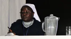 Sœur Clemency Nabishawo (à gauche) lors de sa présentation le deuxième jour du congrès panafricain bisannuel de théologie à Nairobi. Crédit : ACI Afrique / 