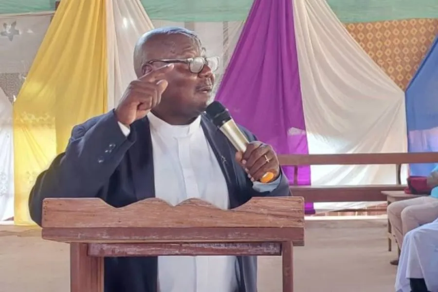 Le père Thomas Bagbiowia, vicaire général du diocèse catholique de Tombura Yambio, s'adressant aux pèlerins et aux dignitaires du gouvernement le 13 septembre 2023 à la paroisse Sainte-Marie-Mère-de-Dieu à Yambio. Crédit : CDTY