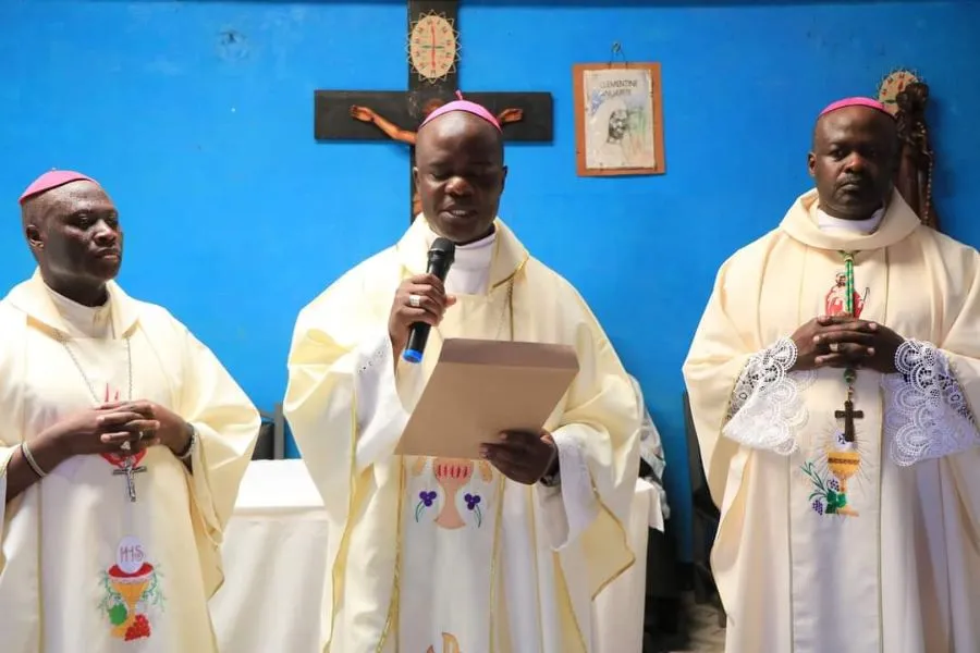 Mgr Henry Juma Odonya (au centre), évêque du diocèse de Kitale, entouré de Mgr John Mbinda, évêque de Lodwar (à gauche) et de Mgr Cleophas Oseso Tuka (à droite), évêque du diocèse de Nakuru, après une messe de prière pour la paix à Kapedo. Crédit : KCCB