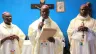 Mgr Henry Juma Odonya (au centre), évêque du diocèse de Kitale, entouré de Mgr John Mbinda, évêque de Lodwar (à gauche) et de Mgr Cleophas Oseso Tuka (à droite), évêque du diocèse de Nakuru, après une messe de prière pour la paix à Kapedo. Crédit : KCCB / 