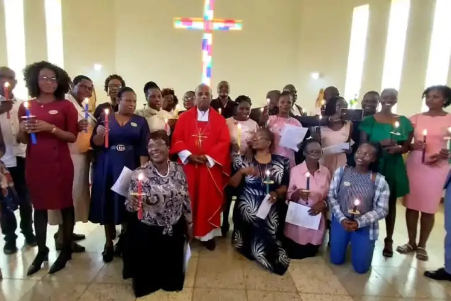 L'archevêque Alex (au centre) pose pour une photo avec des catéchistes récemment diplômés du Centre pastoral d'Emthonjeni. Crédit : Actualités catholiques Zimbabwe