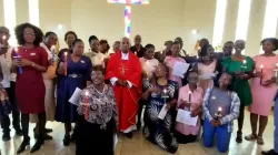 L'archevêque Alex (au centre) pose pour une photo avec des catéchistes récemment diplômés du Centre pastoral d'Emthonjeni. Crédit : Actualités catholiques Zimbabwe / 