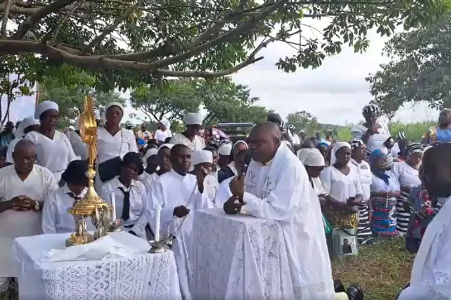 Mgr Isaac Dugu prie avec les pèlerins lors du pèlerinage marial dans le diocèse catholique de Makurdi, au Nigeria. Crédit : Diocèse catholique de Makurdi