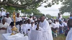 Mgr Isaac Dugu prie avec les pèlerins lors du pèlerinage marial dans le diocèse catholique de Makurdi, au Nigeria. Crédit : Diocèse catholique de Makurdi / 
