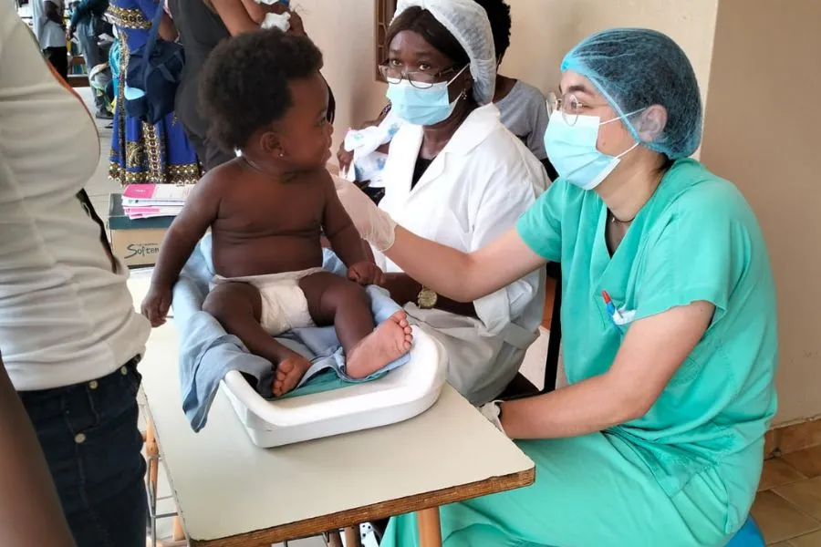 Elisabeth Sophie Schindegger s'occupe d'un enfant à la maternité de l'hôpital municipal de Nzeto, dans le nord de l'Angola, où elle s'est portée volontaire comme sage-femme. Crédit : Elisabeth Sophie Schindegger