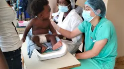 Elisabeth Sophie Schindegger s'occupe d'un enfant à la maternité de l'hôpital municipal de Nzeto, dans le nord de l'Angola, où elle s'est portée volontaire comme sage-femme. Crédit : Elisabeth Sophie Schindegger / 