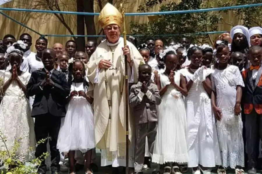 Mgr Martin Albert Happe, évêque de Nouakchott, avec des enfants qui ont reçu la première communion. Crédit : Aide à l'Église en détresse (AED) International