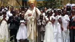 Mgr Martin Albert Happe, évêque de Nouakchott, avec des enfants qui ont reçu la première communion. Crédit : Aide à l'Église en détresse (AED) International / 