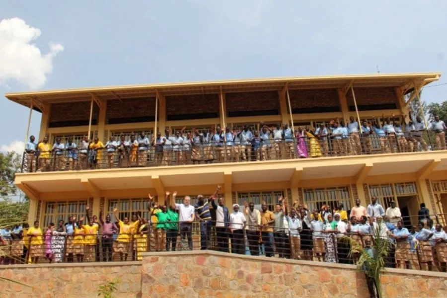 Les élèves, les enseignants, le personnel et les membres de la communauté se sont réunis pour célébrer l'ouverture d'un nouveau bâtiment scolaire au Rwanda. Crédit : Missions salésiennes