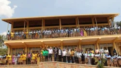 Les élèves, les enseignants, le personnel et les membres de la communauté se sont réunis pour célébrer l'ouverture d'un nouveau bâtiment scolaire au Rwanda. Crédit : Missions salésiennes / 