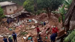 Au moins 30 personnes sont mortes et 17 autres ont été blessées après qu'un glissement de terrain provoqué par de fortes pluies a détruit des parties du quartier de Mbankolo, à environ 25 km de Yaoundé, au Cameroun. Crédit : CRTV web / 