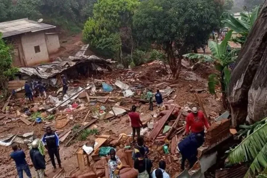 Au moins 30 personnes sont mortes et 17 autres ont été blessées après qu'un glissement de terrain provoqué par de fortes pluies a détruit des parties du quartier de Mbankolo, à environ 25 km de Yaoundé, au Cameroun. Crédit : CRTV web / 