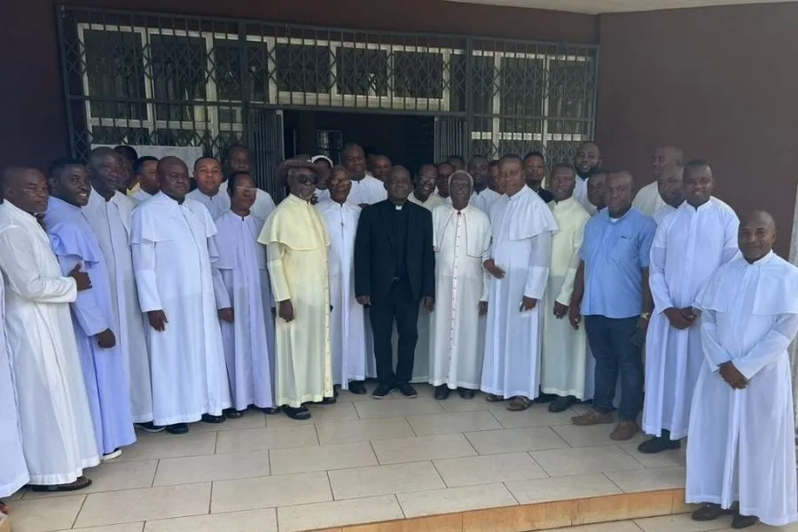 Mgr. Simeon Okezuo Nwobi avec une partie des membres du clergé du diocèse d'Ahiara qui lui ont rendu une visite de courtoisie le mardi 17 octobre. Crédit : Diocèse d'Ahiara
