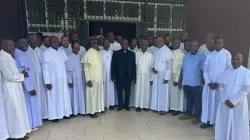 Mgr. Simeon Okezuo Nwobi avec une partie des membres du clergé du diocèse d'Ahiara qui lui ont rendu une visite de courtoisie le mardi 17 octobre. Crédit : Diocèse d'Ahiara / 