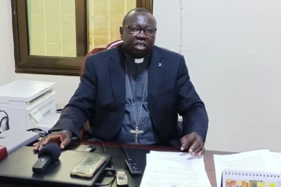 Mgr Santo Loku Pio Doggale, évêque de l'archidiocèse catholique de Juba, dans son bureau lors de la conférence de presse du 19 octobre 2023. Crédit : ACI Afrique.