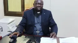 Mgr Santo Loku Pio Doggale, évêque de l'archidiocèse catholique de Juba, dans son bureau lors de la conférence de presse du 19 octobre 2023. Crédit : ACI Afrique. / 