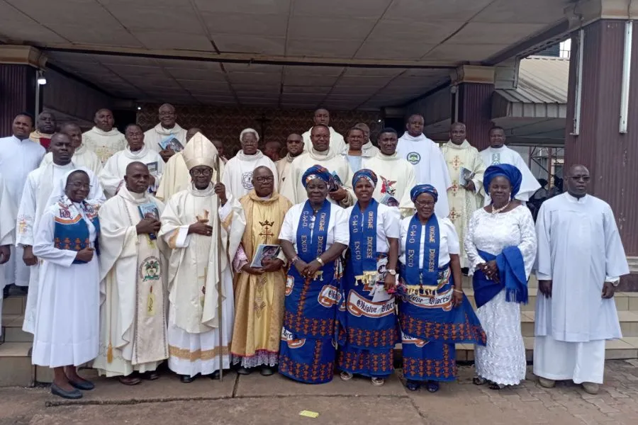 Mgr Solomon Amanchukwu Amatu avec des membres du clergé du diocèse d'Okigwe. Crédit : Diocèse d'Okigwe