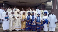 Mgr Solomon Amanchukwu Amatu avec des membres du clergé du diocèse d'Okigwe. Crédit : Diocèse d'Okigwe / 
