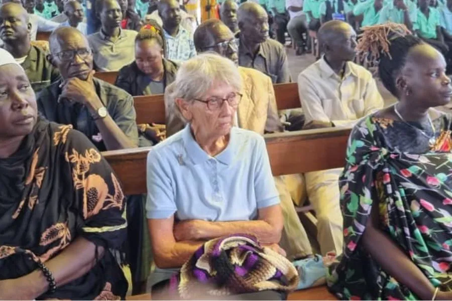 Sœur Rita Grunke assise entre deux femmes du Sud Soudan lors de sa célébration d'adieu à la paroisse St. Josephine Bakhita Mapuordit le 20 octobre 2023. Crédit : OLSH/Diocèse de Rumbek/Soudan du Sud