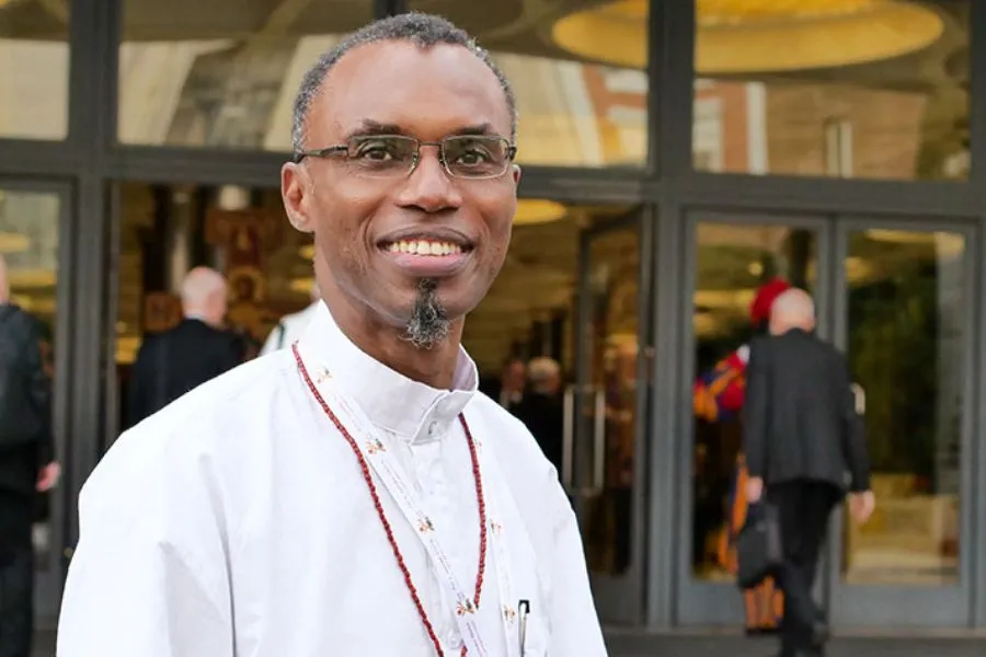 Le père Agbonkhianmeghe Orobator, doyen de l'école jésuite de théologie de l'université de Santa Clara. Crédit : Jesuits Global