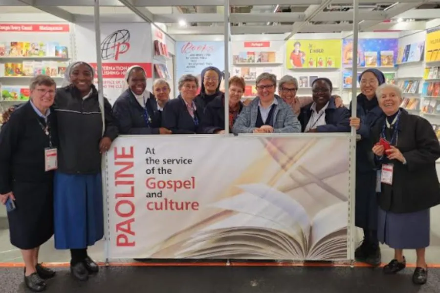 Les membres de la Société pieuse des Filles de Saint-Paul (FSP) présents à la Foire du livre qui s'est tenue du 18 au 22 octobre à Francfort, en Allemagne. Crédit : Filles de Saint-Paul