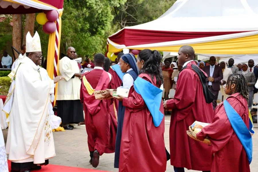 Mgr Charles Kasonde lors de la 42e cérémonie de remise des diplômes au campus principal de la CUEA à Karen, Nairobi, Kenya. Crédit : CUEA