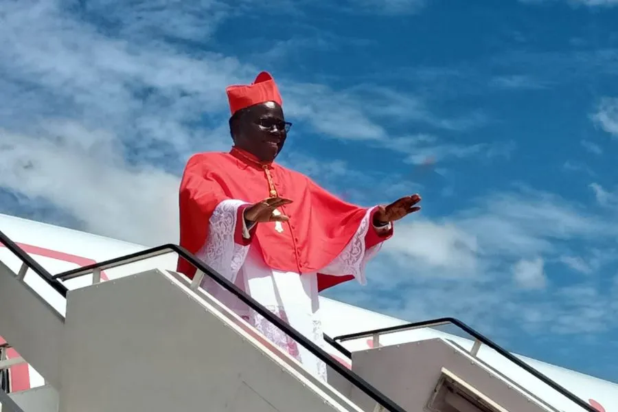Stephen Ameyu Martin Cardinal Mulla salue les fidèles à leur arrivée à l'aéroport international de Juba, au Soudan du Sud. Crédit : ACI Afrique