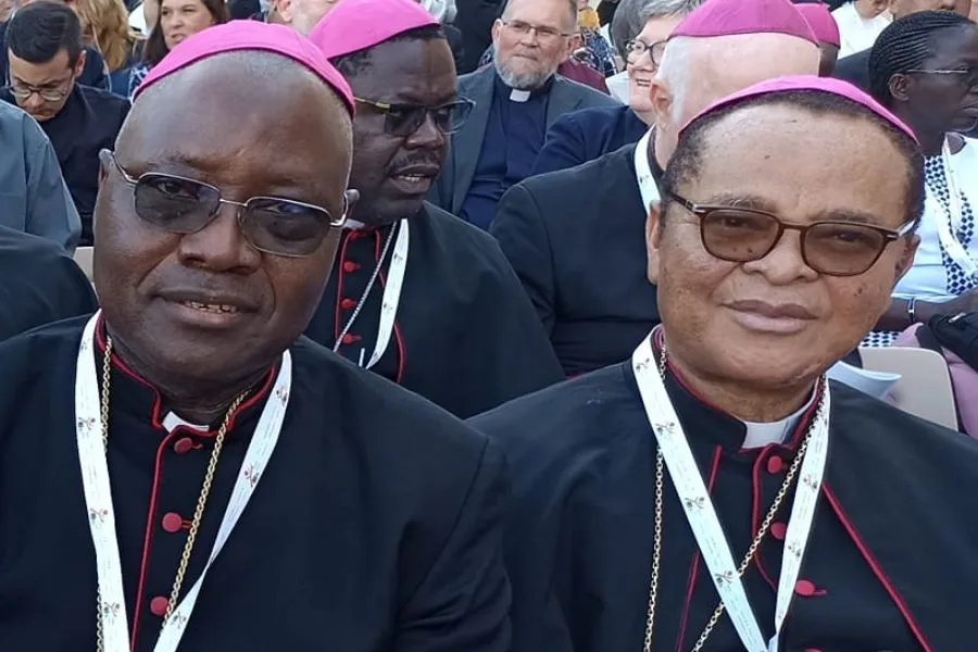Mgr Lucius Ugorji (à droite), président de la Conférence des évêques catholiques du Nigeria (CBCN), et Mgr Ignatius Kaigama (à gauche) de l'archidiocèse d'Abuja, lors du Synode sur la synodalité à Rome. Crédit : Archidiocèse d'Abuja