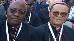 Mgr Lucius Ugorji (à droite), président de la Conférence des évêques catholiques du Nigeria (CBCN), et Mgr Ignatius Kaigama (à gauche) de l'archidiocèse d'Abuja, lors du Synode sur la synodalité à Rome. Crédit : Archidiocèse d'Abuja / 