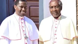 Mgr Paul Runangaza Ruzoka (à droite) et le cardinal Protase Rugambwa. Crédit : Archidiocèse de Tabora / 