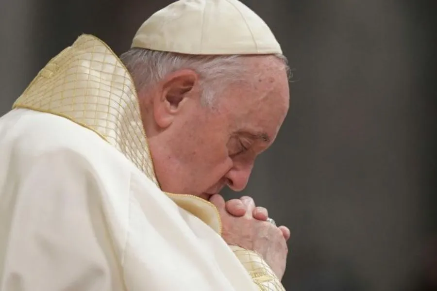Le pape François en prière. Crédit : Vatican Media