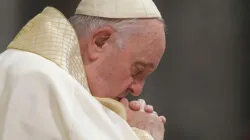 Le pape François en prière. Crédit : Vatican Media / 