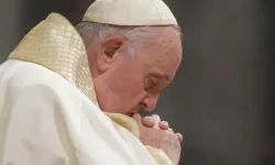 Le pape François en prière. Crédit : Vatican Media / 